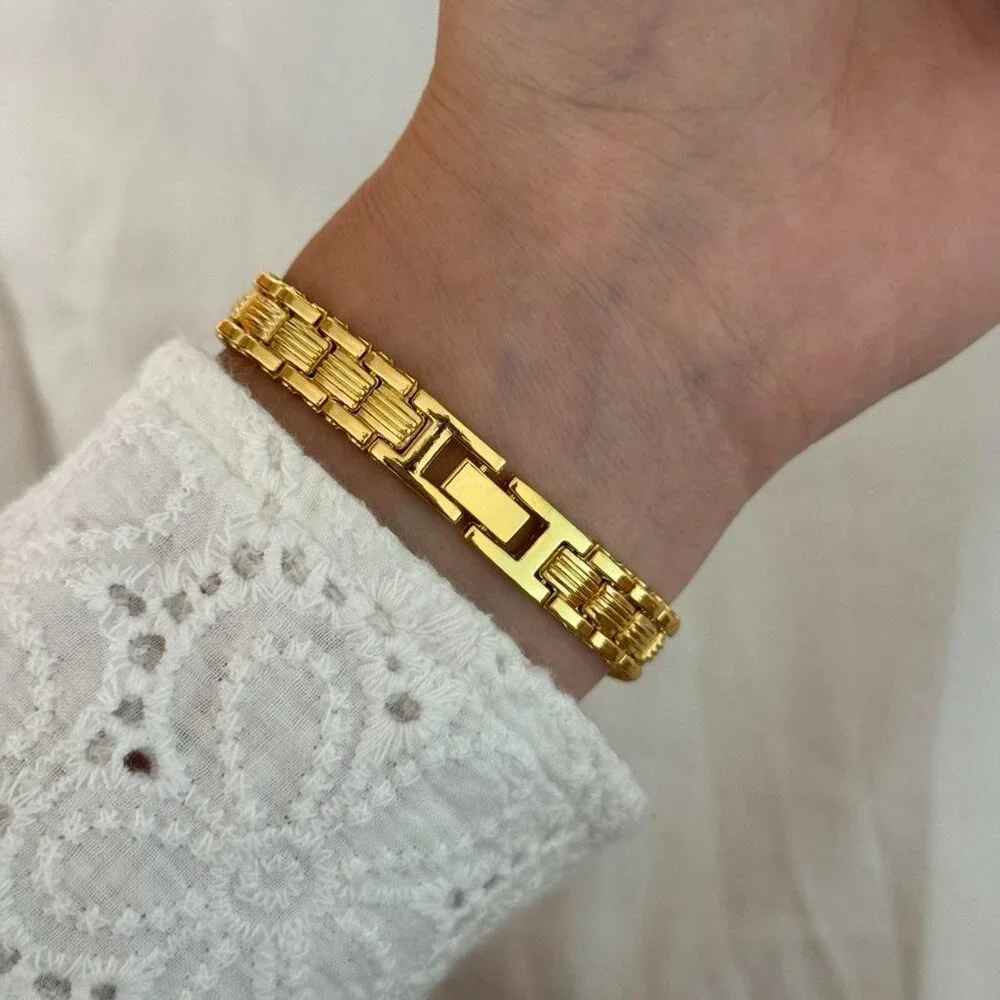 Sku:0346 vintage vibe gold mini watch + in‎ a gift box They fit any hand size